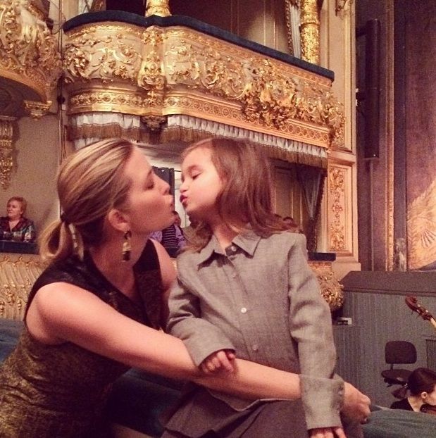 Η διάσημη μαμά ταΐζει το μωράκι της και ο χαζομπαμπάς βγάζει φωτογραφίες! (εικόνες)