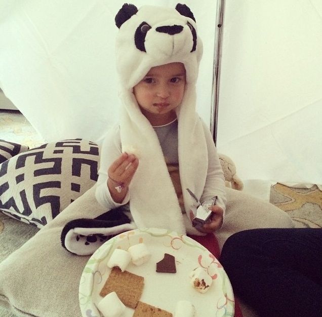 Η διάσημη μαμά ταΐζει το μωράκι της και ο χαζομπαμπάς βγάζει φωτογραφίες! (εικόνες)