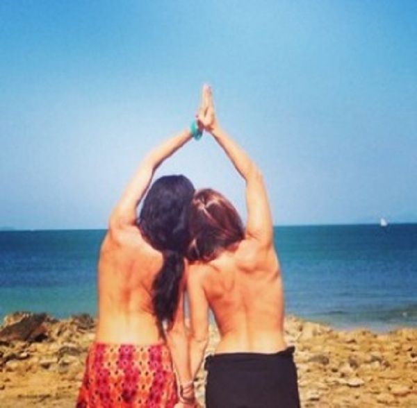 Ποια πασίγνωστη Ελληνίδα μαμά κάνει ημίγυμνη γιόγκα; (εικόνα)