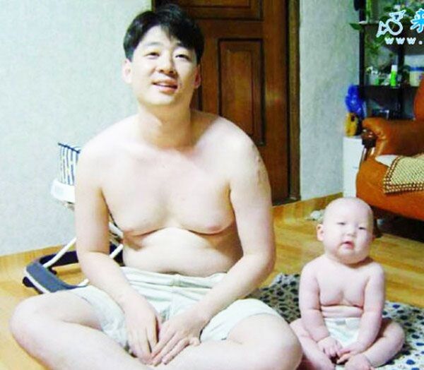 Μπαμπάδες με γιους στην ίδια πόζα! Δεν είναι ολόιδιοι; (εικόνες)