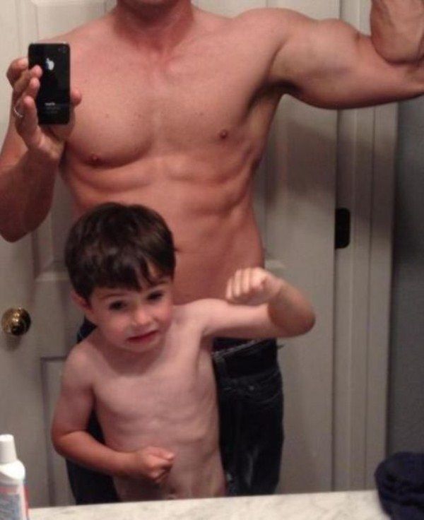 Μπαμπάδες με γιους στην ίδια πόζα! Δεν είναι ολόιδιοι; (εικόνες)