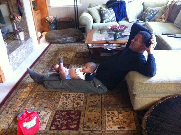 Μπαμπάδες με γιους στην ίδια πόζα! Δεν είναι ολόιδιοι; (εικόνες)