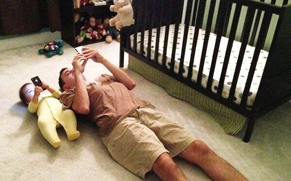 Μπαμπάδες με γιους στην ίδια πόζα! Δεν είναι ολόιδιοι; (εικόνες)