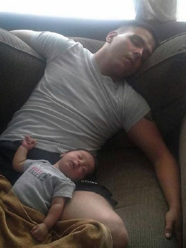 Μπαμπάδες με γιους στην ίδια πόζα! Δεν είναι ολόιδιοι; (εικόνες)