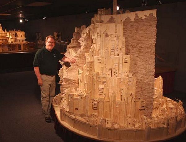 Εφτιαξε την πόλη του Αρχοντα των Δαχτυλιδιών με… σπίρτα! (εικόνες)