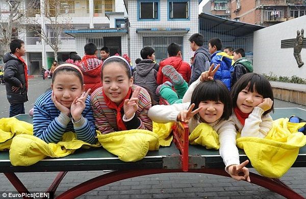 Δασκάλα- ήρωας! Διδάσκει σε 20 δίδυμα παιδιά! (εικόνες)