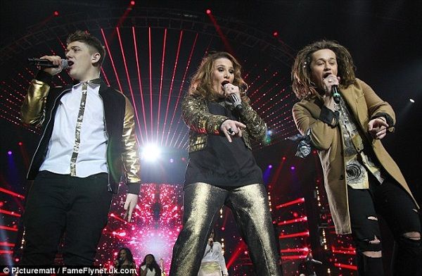 Περιμένει το τρίτο της παιδί και μας δείχνει το υπερηχογράφημά της! (εικόνες)