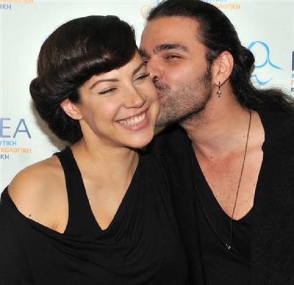 Μαριάντα Πιερίδη: Η έξοδος από το μαιευτήριο και το τρυφερό φιλί! (εικόνες)