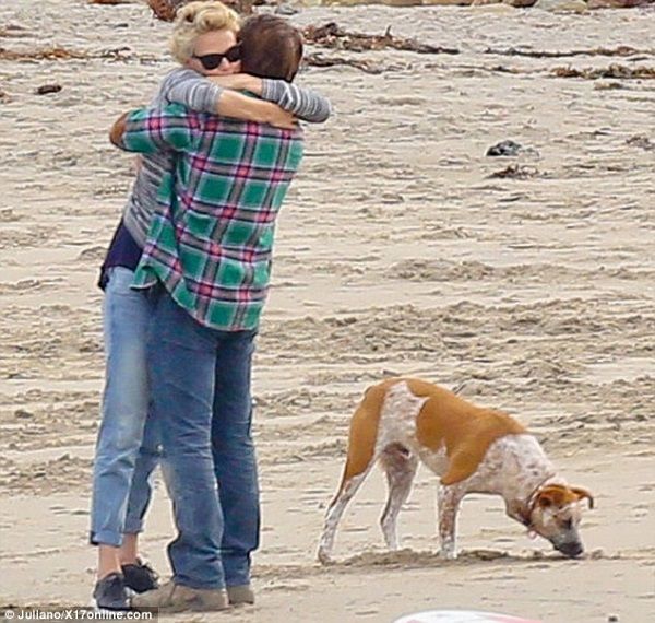 Σον Πεν - Σαρλίζ Θέρον: Στην παραλία μαζί με τον μικρό Τζάκσον (φωτογραφίες)