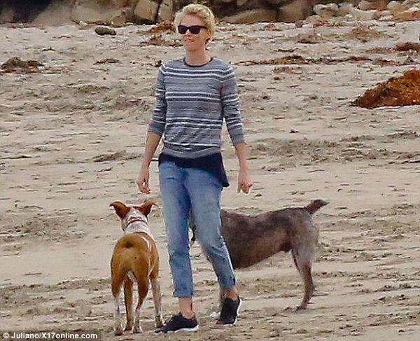 Σον Πεν - Σαρλίζ Θέρον: Στην παραλία μαζί με τον μικρό Τζάκσον (φωτογραφίες)