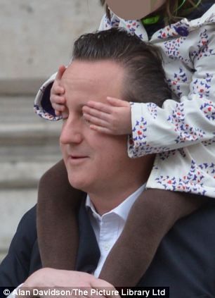 Ντέιβιντ Κάμερον: Ενας μπαμπάς σαν όλους τους άλλους! Δείτε τι... τραβάει από την μικρή του κόρη!