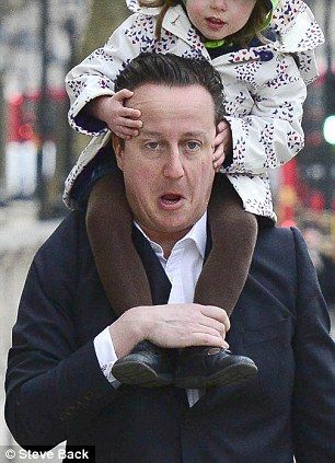 Ντέιβιντ Κάμερον: Ενας μπαμπάς σαν όλους τους άλλους! Δείτε τι... τραβάει από την μικρή του κόρη!