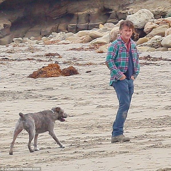 Σον Πεν - Σαρλίζ Θέρον: Στην παραλία μαζί με τον μικρό Τζάκσον (φωτογραφίες)