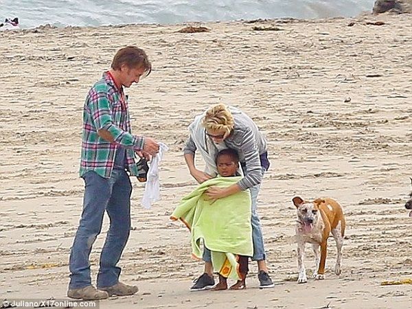 Σον Πεν - Σαρλίζ Θέρον: Στην παραλία μαζί με τον μικρό Τζάκσον (φωτογραφίες)