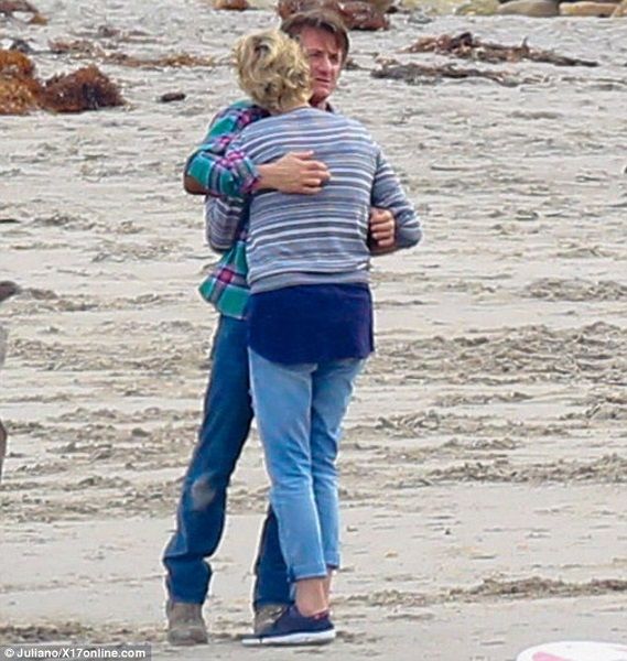 Σον Πεν - Σαρλίζ Θέρον: Στην παραλία μαζί με τον μικρό Τζάκσον (φωτογραφίες)