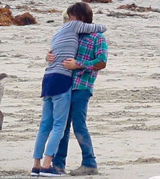 Σον Πεν - Σαρλίζ Θέρον: Στην παραλία μαζί με τον μικρό Τζάκσον (φωτογραφίες)