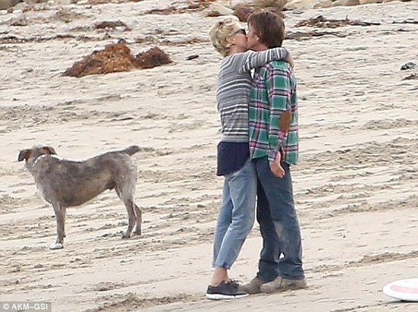 Σον Πεν - Σαρλίζ Θέρον: Στην παραλία μαζί με τον μικρό Τζάκσον (φωτογραφίες)