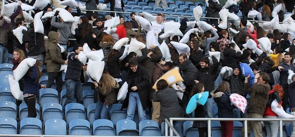 Επαιξαν μαξιλαροπόλεμο για καλό σκοπό! (εικόνες)