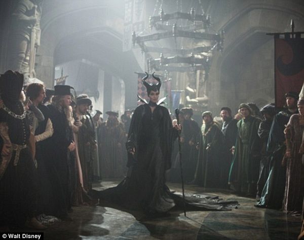 Δείτε τις πρώτες φωτογραφίες από την κόρη της Τζολί στην ταινία Maleficent!