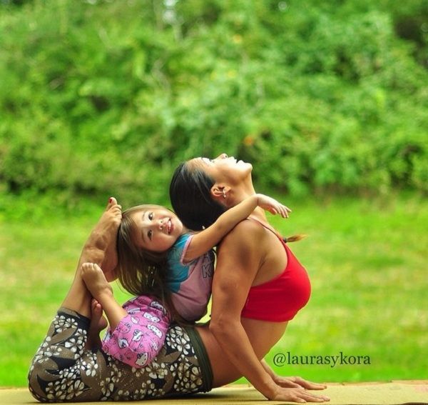 Αυτή η δασκάλα γιόγκα μας βάζει τα γυαλιά! Είναι μόλις 4 ετών! (εικόνες)