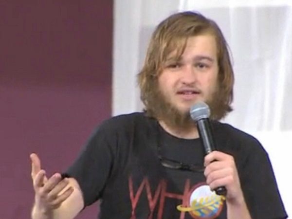 Απίστευτο! Ο πιτσιρικάς του «Two and a half Men» έγινε ιεροκήρυκας! (εικόνες, βίντεο)