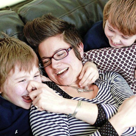 «Ναι σε όλα»! Η μαμά που ακολουθεί το «Yes parenting» και διχάζει (εικόνες)