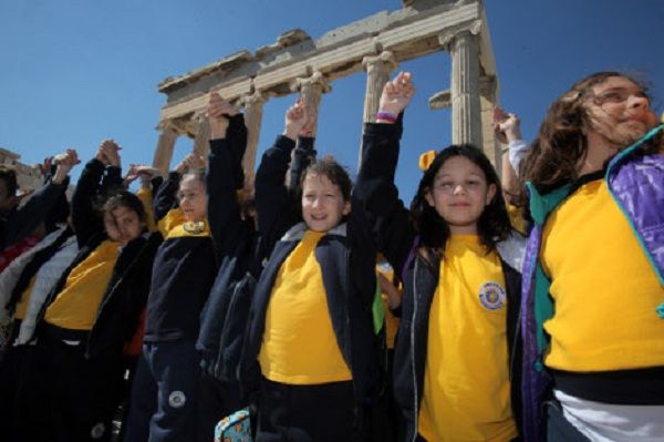 Παγκόσμια Ημέρα κατά του Ρατσισμού: 2.500 παιδιά «αγκάλιασαν» την Ακρόπολη (εικόνες)