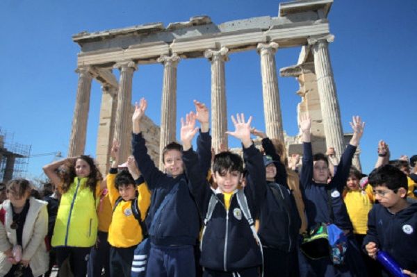 Παγκόσμια Ημέρα κατά του Ρατσισμού: 2.500 παιδιά «αγκάλιασαν» την Ακρόπολη (εικόνες)