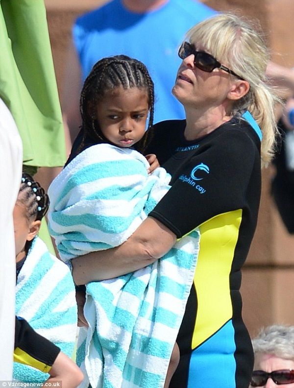 Κι όμως! Αυτοί οι κοιλιακοί ανήκουν σε μία μαμά τεσσάρων παιδιών! (εικόνες)