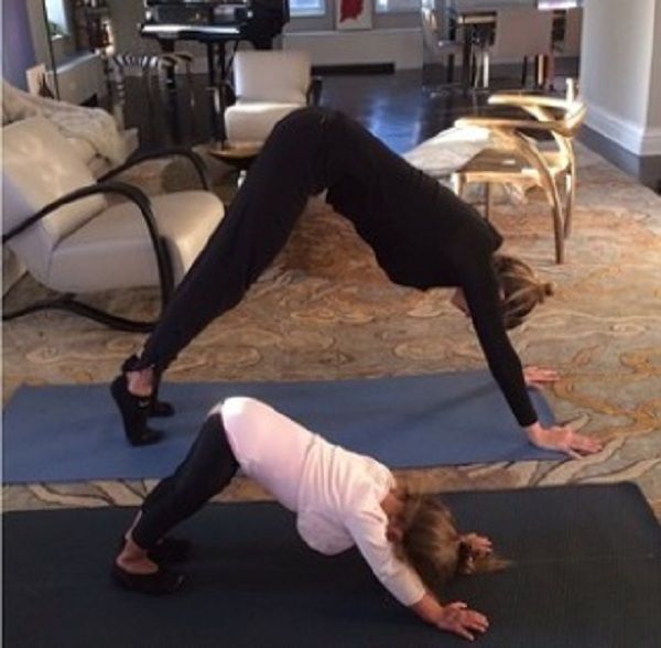 Ποια είναι η πασίγνωστη μαμά που γυμνάζεται με την κόρη της; (εικόνες)