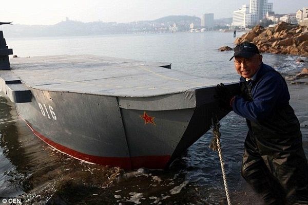 Aυτός είναι παππούς! Εφτιαξε ένα ολόκληρο αεροπλανοφόρο 12 μέτρων για τον εγγονό του (εικόνες)