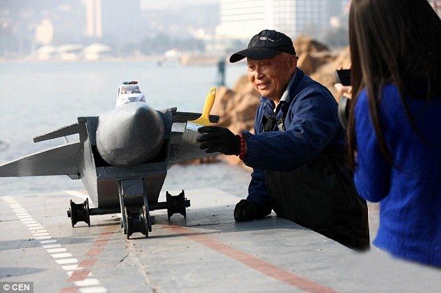 Aυτός είναι παππούς! Εφτιαξε ένα ολόκληρο αεροπλανοφόρο 12 μέτρων για τον εγγονό του (εικόνες)