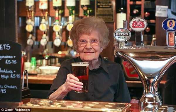 Είναι 98 ετών, έχει τρισέγγονα κι είναι μπάργουμαν! (εικόνες,βίντεο)