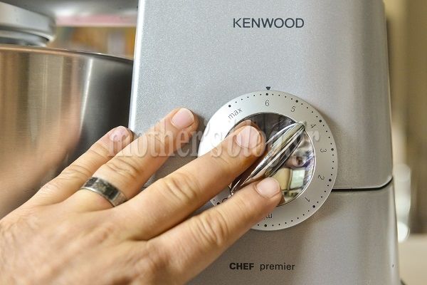 Τα πασχαλινά κουλουράκια του Mothersblog, από τον Γιώργο Γεράρδο