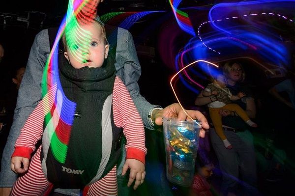 Συμβαίνει κι αυτό! Πηγαίνουν σε ρέιβ πάρτι μαζί με τα παιδιά τους! (εικόνες)