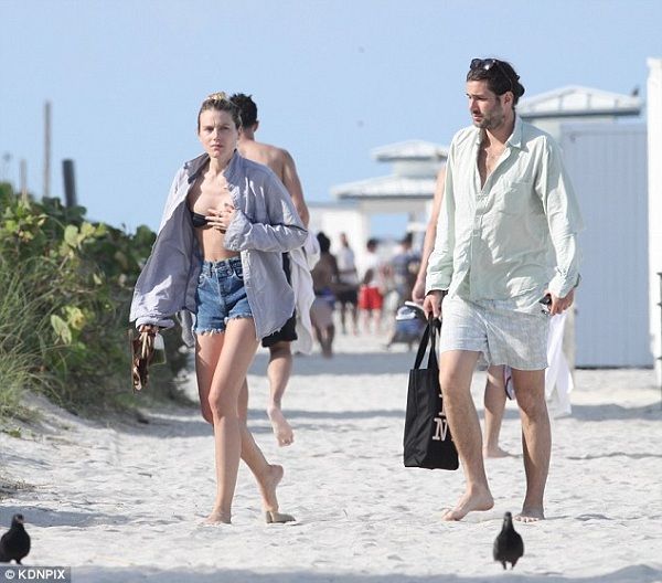 Η κούκλα δισέγγονη του Χέμινγουεϊ απολαμβάνει τα μπάνια της στο Μαϊάμι! (εικόνες)