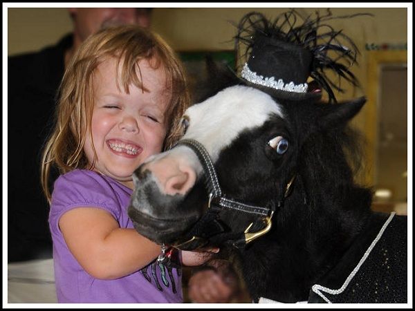 Αλογάκια βοηθούν παιδιά με κινητικά προβλήματα, καρκίνο και τραυματικές εμπειρίες (εικόνες)