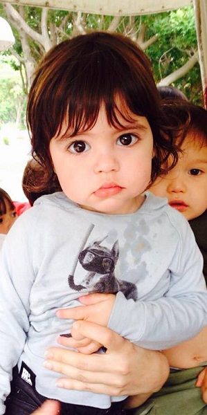 Σας θυμίζει κάτι αυτό το μουτράκι; Είναι ολόιδιος η διάσημη μαμά του (εικόνες)