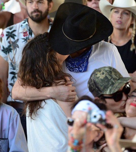 Αστον Κούτσερ - Μίλα Κούνις: Ο έρωτας δεν κρύβεται και η κοιλίτσα όλο και φουσκώνει! (εικόνες)