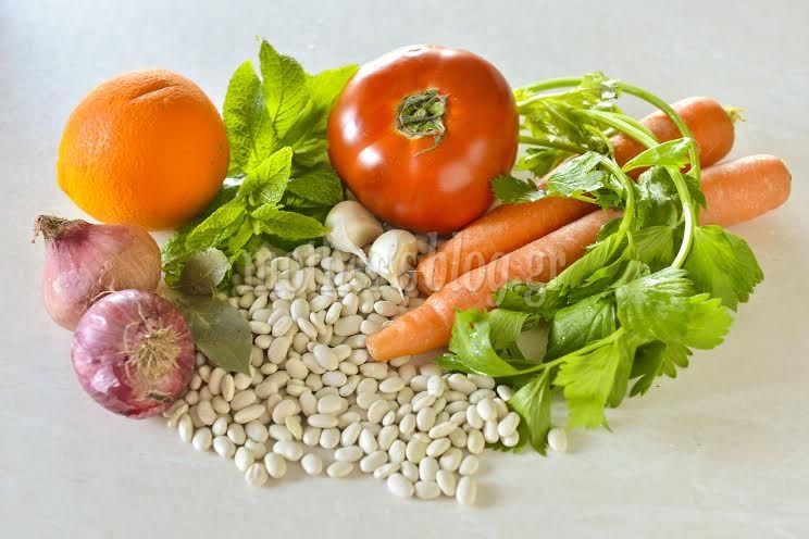 Συνταγή για πεντανόστιμη βελουτέ φασολάδα με αρωματικά και πορτοκάλι από τον Γιώργο Γεράρδο