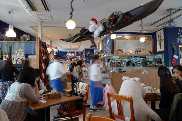 Ένα μοναδικό εστιατόριο! Λούτρινα ζωάκια κρατούν συντροφιά στους πελάτες! (εικόνες)