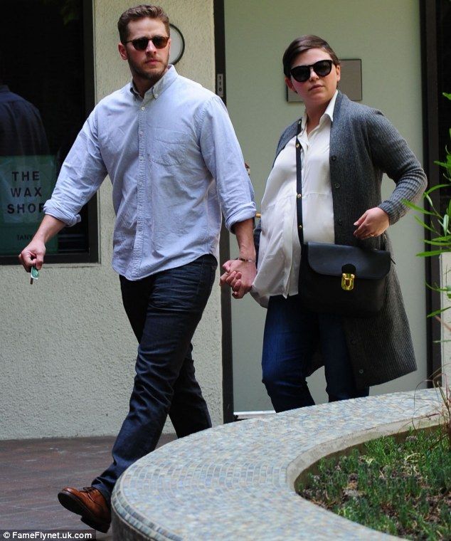 Σε λίγο γεννάει αλλά το φύλο του μωρού της δεν το λέει! (Φωτογραφίες)