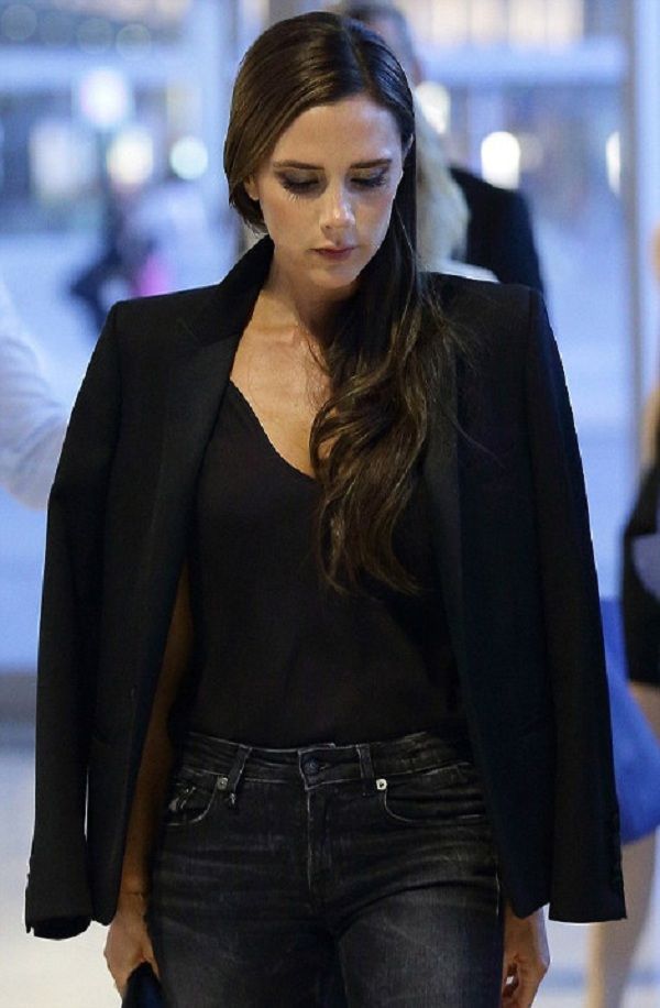 Στο πάτωμα μόνο με το μπουρνούζι και τεράστιες παντόφλες! Την αναγνωρίσατε; (εικόνες)