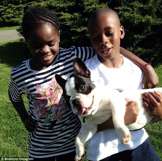 Η «βασίλισσα» κάνει αφρόλουτρο και μας συστήνει τα παιδιά της! (Φωτογραφίες)