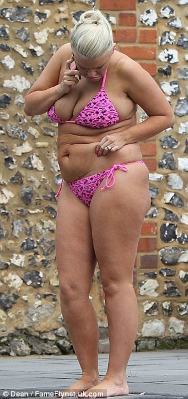 «Είμαι περήφανη για το σώμα μου». Η διάσημη σταρ εμφανίστηκε με μαγιό μετά τον τοκετό! (εικόνες)