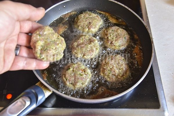 Αρωματικά χοιρινά κεφτεδάκια με σάλτσα ψητής κόκκινης πιπεριάς