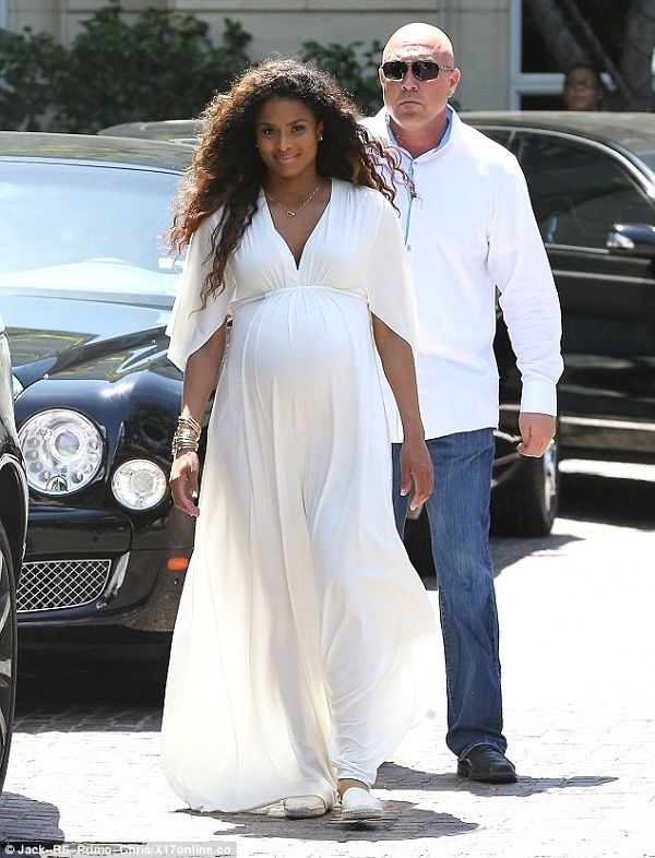 Γέννησε και μας παρουσιάζει για πρώτη φορά το νεογέννητο μωράκι της! (εικόνες)