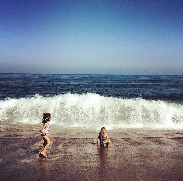Παιχνίδια στη θάλασσα! Οι κούκλες μαμά και κόρη καλωσορίζουν το καλοκαίρι! (εικόνες)