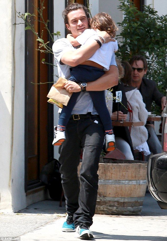 Mα τι μπαμπάς! Ο Ορλάντο Μπλουμ δεν αφήνει λεπτό από την αγκαλιά του το παιδί του! (εικόνες)