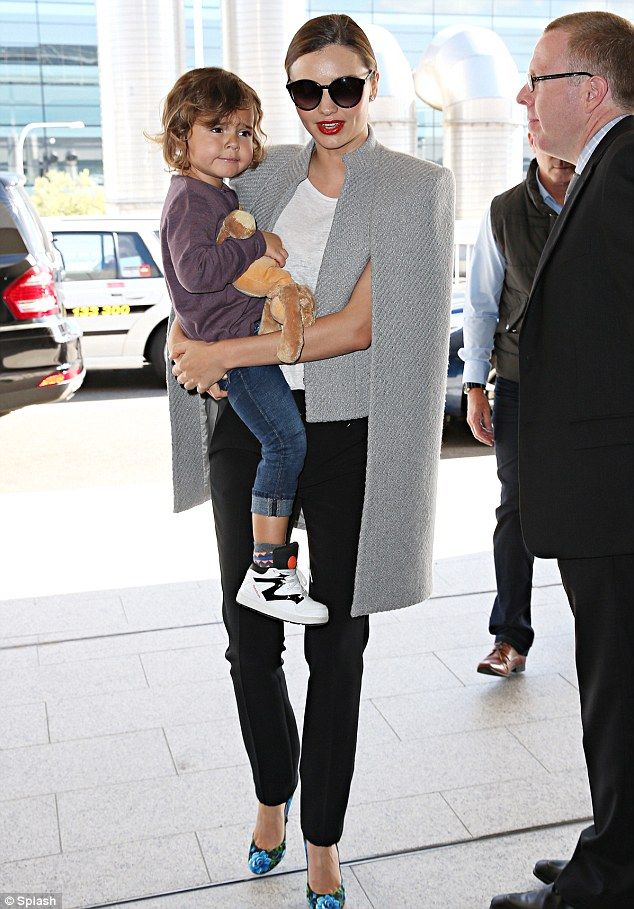 Mα τι μπαμπάς! Ο Ορλάντο Μπλουμ δεν αφήνει λεπτό από την αγκαλιά του το παιδί του! (εικόνες)